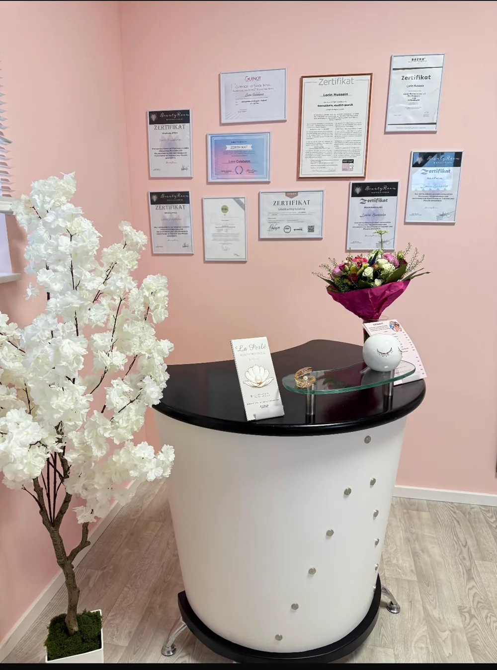Empfang der La Perlé Beauty Boutique mit Zertifikatswand