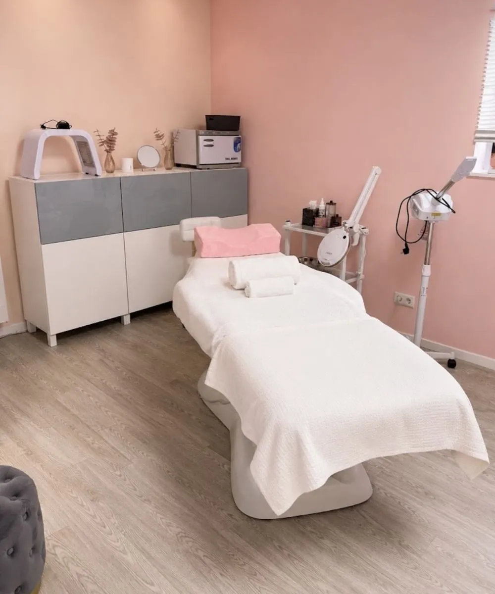 Behandlungsraum der La Perlé Beauty Boutique in Frankfurt mit Kosmetikliege